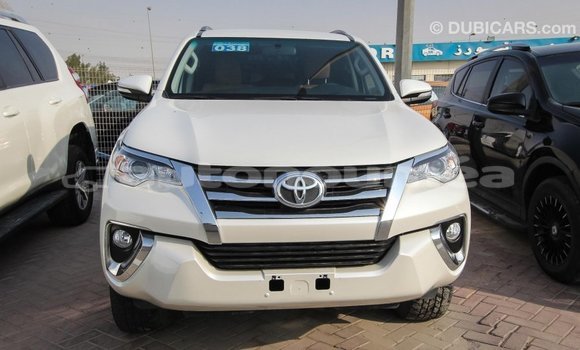 Acheter Import Voiture Toyota Fortuner Blanc à Import - Dubai, Iles Acheter Import Voiture Toyota Fortuner Blanc à Import - Dubai, Iles