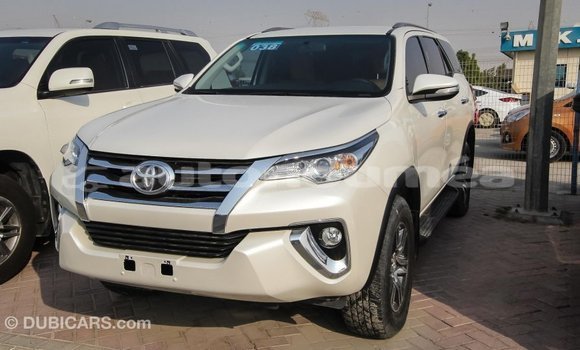 Acheter Import Voiture Toyota Fortuner Blanc à Import - Dubai, Iles Acheter Import Voiture Toyota Fortuner Blanc à Import - Dubai, Iles
