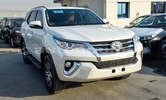 Acheter Import Voiture Toyota Fortuner Blanc à Import - Dubai, Iles Acheter Import Voiture Toyota Fortuner Blanc à Import - Dubai, Iles