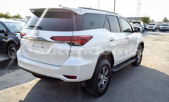 Acheter Import Voiture Toyota Fortuner Blanc à Import - Dubai, Iles Acheter Import Voiture Toyota Fortuner Blanc à Import - Dubai, Iles