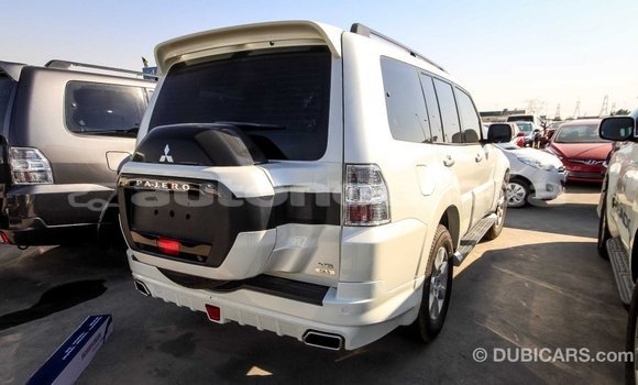 Acheter Import Voiture Mitsubishi Pajero Blanc à Import - Dubai, Iles Acheter Import Voiture Mitsubishi Pajero Blanc à Import - Dubai, Iles