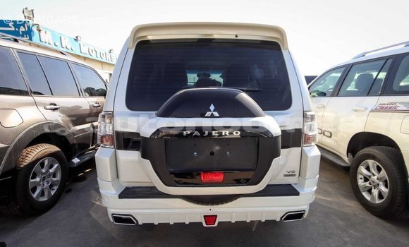 Acheter Import Voiture Mitsubishi Pajero Blanc à Import - Dubai, Iles Acheter Import Voiture Mitsubishi Pajero Blanc à Import - Dubai, Iles
