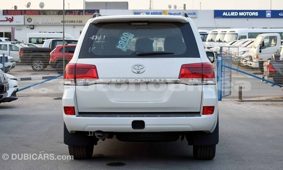 Acheter Import Voiture Toyota Land Cruiser Blanc à Import - Dubai, Iles Acheter Import Voiture Toyota Land Cruiser Blanc à Import - Dubai, Iles