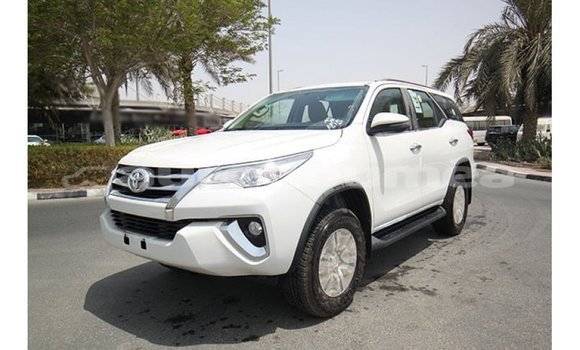 Acheter Import Voiture Toyota Fortuner Blanc à Import - Dubai, Iles Acheter Import Voiture Toyota Fortuner Blanc à Import - Dubai, Iles