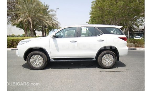 Acheter Import Voiture Toyota Fortuner Blanc à Import - Dubai, Iles Acheter Import Voiture Toyota Fortuner Blanc à Import - Dubai, Iles