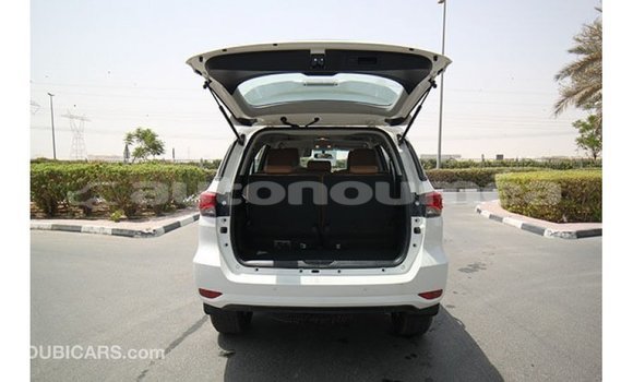 Acheter Import Voiture Toyota Fortuner Blanc à Import - Dubai, Iles Acheter Import Voiture Toyota Fortuner Blanc à Import - Dubai, Iles