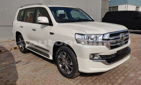 Acheter Import Voiture Toyota Land Cruiser Blanc à Import - Dubai, Iles Acheter Import Voiture Toyota Land Cruiser Blanc à Import - Dubai, Iles