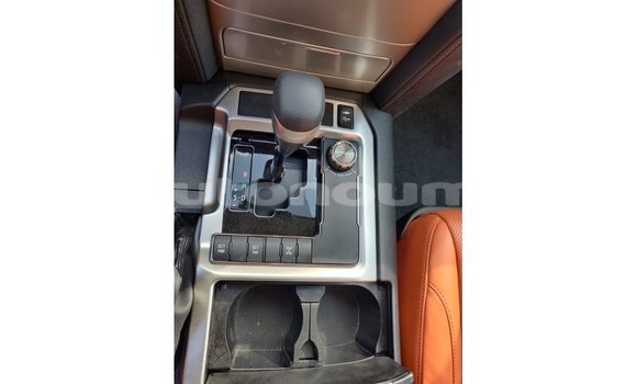 Acheter Import Voiture Toyota Land Cruiser Blanc à Import - Dubai, Iles Acheter Import Voiture Toyota Land Cruiser Blanc à Import - Dubai, Iles