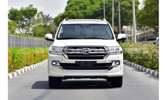 Acheter Import Voiture Toyota Land Cruiser Blanc à Import - Dubai, Iles Acheter Import Voiture Toyota Land Cruiser Blanc à Import - Dubai, Iles