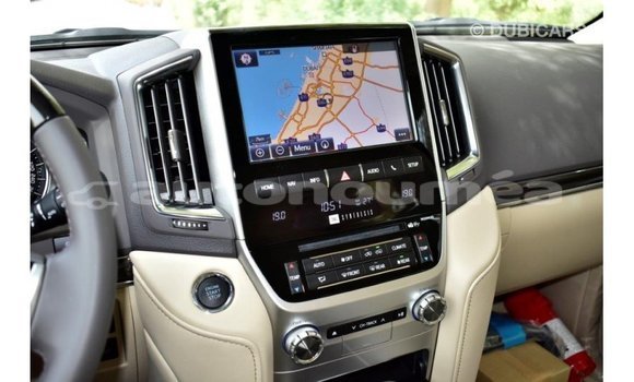 Acheter Import Voiture Toyota Land Cruiser Blanc à Import - Dubai, Iles Acheter Import Voiture Toyota Land Cruiser Blanc à Import - Dubai, Iles