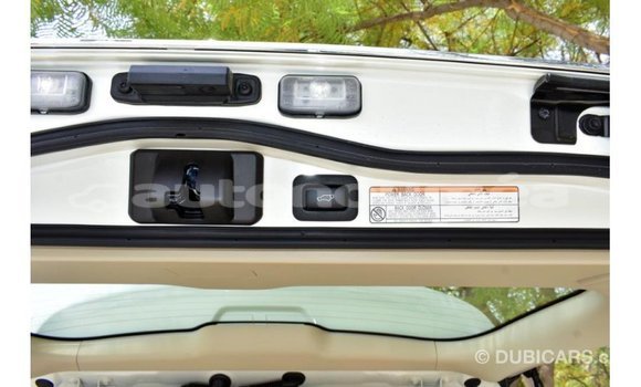Acheter Import Voiture Toyota Land Cruiser Blanc à Import - Dubai, Iles Acheter Import Voiture Toyota Land Cruiser Blanc à Import - Dubai, Iles