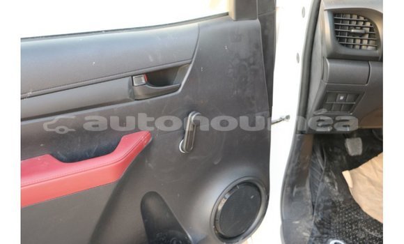 Acheter Import Voiture Toyota Hilux Blanc à Import - Dubai, Iles Acheter Import Voiture Toyota Hilux Blanc à Import - Dubai, Iles