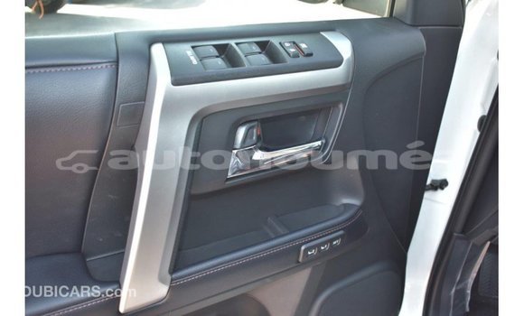 Buy Import Toyota HiAce White Truck in Import - Dubai in Iles Buy Import Toyota HiAce White Truck in Import - Dubai in Iles