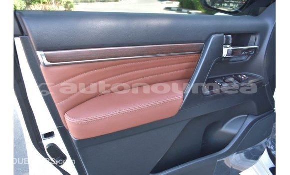 Acheter Import Voiture Toyota Land Cruiser Blanc à Import - Dubai, Iles Acheter Import Voiture Toyota Land Cruiser Blanc à Import - Dubai, Iles