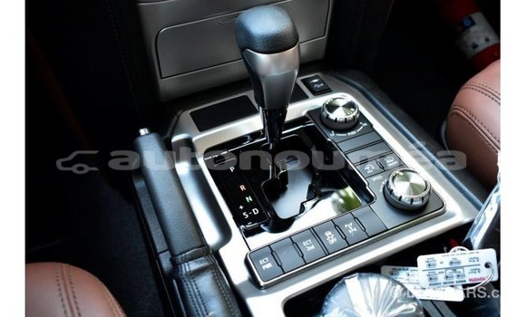 Acheter Import Voiture Toyota Land Cruiser Blanc à Import - Dubai, Iles Acheter Import Voiture Toyota Land Cruiser Blanc à Import - Dubai, Iles