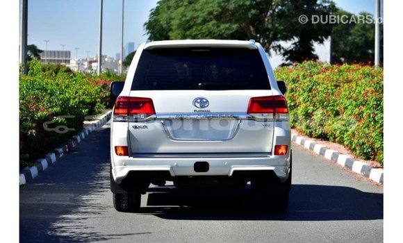 Acheter Import Voiture Toyota Land Cruiser Blanc à Import - Dubai, Iles Acheter Import Voiture Toyota Land Cruiser Blanc à Import - Dubai, Iles