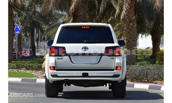 Acheter Import Voiture Toyota Land Cruiser Blanc à Import - Dubai, Iles Acheter Import Voiture Toyota Land Cruiser Blanc à Import - Dubai, Iles