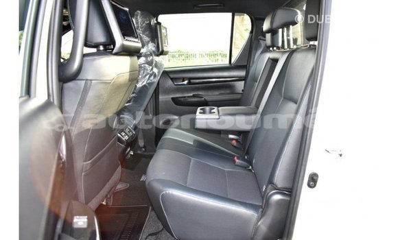 Acheter Import Voiture Toyota Hilux Blanc à Import - Dubai, Iles Acheter Import Voiture Toyota Hilux Blanc à Import - Dubai, Iles