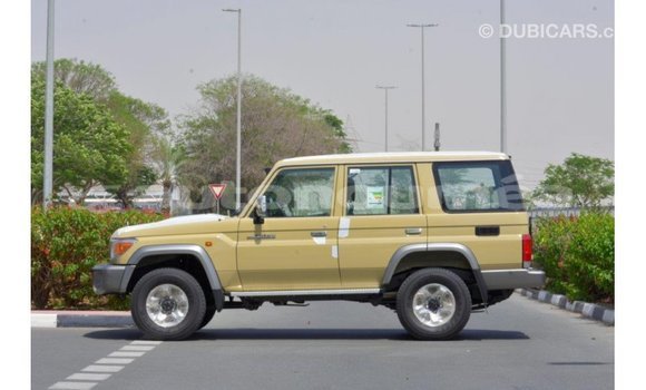 Acheter Import Voiture Toyota Land Cruiser Beige à Import - Dubai, Iles Acheter Import Voiture Toyota Land Cruiser Beige à Import - Dubai, Iles