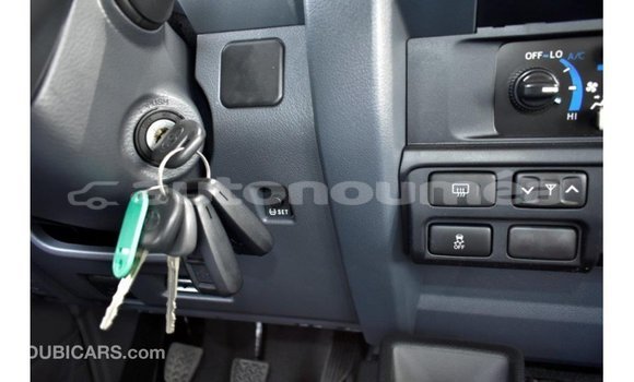Acheter Import Voiture Toyota Land Cruiser Beige à Import - Dubai, Iles Acheter Import Voiture Toyota Land Cruiser Beige à Import - Dubai, Iles