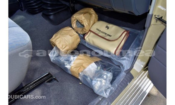 Acheter Import Voiture Toyota Land Cruiser Beige à Import - Dubai, Iles Acheter Import Voiture Toyota Land Cruiser Beige à Import - Dubai, Iles