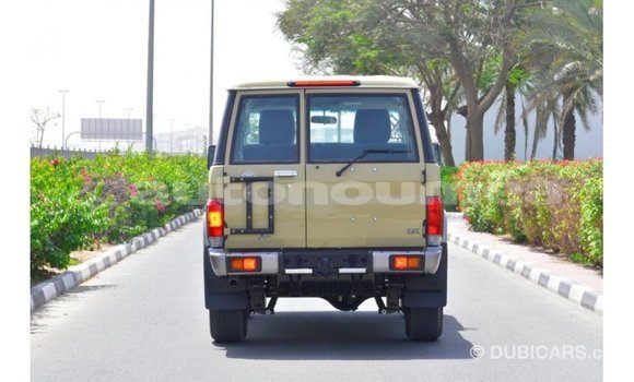 Acheter Import Voiture Toyota Land Cruiser Beige à Import - Dubai, Iles Acheter Import Voiture Toyota Land Cruiser Beige à Import - Dubai, Iles