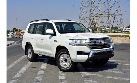 Buy Import Toyota Land Cruiser White Car in Import - Dubai in Iles Buy Import Toyota Land Cruiser White Car in Import - Dubai in Iles