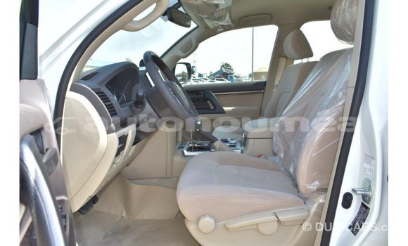 Buy Import Toyota Land Cruiser White Car in Import - Dubai in Iles Buy Import Toyota Land Cruiser White Car in Import - Dubai in Iles