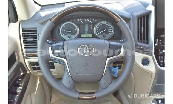 Buy Import Toyota Land Cruiser White Car in Import - Dubai in Iles Buy Import Toyota Land Cruiser White Car in Import - Dubai in Iles
