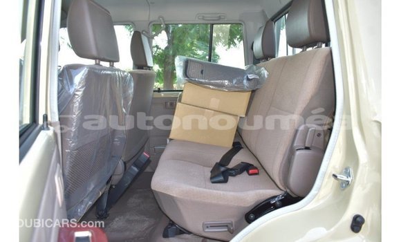 Acheter Import Voiture Toyota Land Cruiser Beige à Import - Dubai, Iles Acheter Import Voiture Toyota Land Cruiser Beige à Import - Dubai, Iles