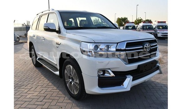 Buy Import Toyota Land Cruiser White Car in Import - Dubai in Iles Buy Import Toyota Land Cruiser White Car in Import - Dubai in Iles