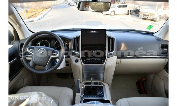 Buy Import Toyota Land Cruiser White Car in Import - Dubai in Iles Buy Import Toyota Land Cruiser White Car in Import - Dubai in Iles