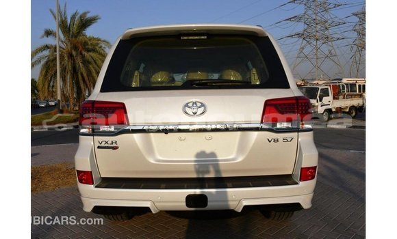 Buy Import Toyota Land Cruiser White Car in Import - Dubai in Iles Buy Import Toyota Land Cruiser White Car in Import - Dubai in Iles