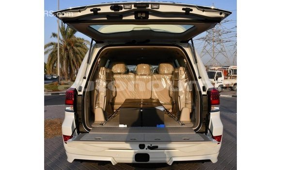 Buy Import Toyota Land Cruiser White Car in Import - Dubai in Iles Buy Import Toyota Land Cruiser White Car in Import - Dubai in Iles