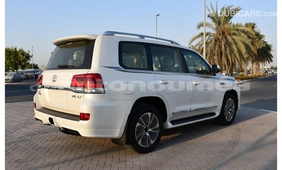 Buy Import Toyota Land Cruiser White Car in Import - Dubai in Iles Buy Import Toyota Land Cruiser White Car in Import - Dubai in Iles