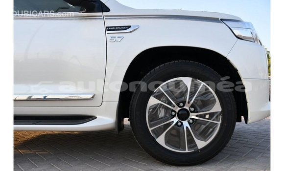 Buy Import Toyota Land Cruiser White Car in Import - Dubai in Iles Buy Import Toyota Land Cruiser White Car in Import - Dubai in Iles