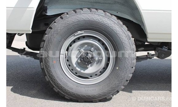 Acheter Import Voiture Toyota Land Cruiser Blanc à Import - Dubai, Iles Acheter Import Voiture Toyota Land Cruiser Blanc à Import - Dubai, Iles