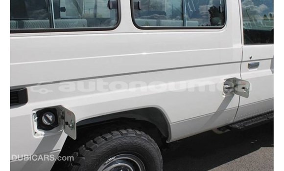 Acheter Import Voiture Toyota Land Cruiser Blanc à Import - Dubai, Iles Acheter Import Voiture Toyota Land Cruiser Blanc à Import - Dubai, Iles