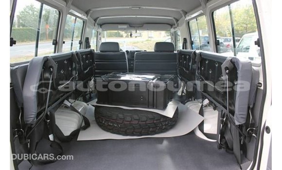 Acheter Import Voiture Toyota Land Cruiser Blanc à Import - Dubai, Iles Acheter Import Voiture Toyota Land Cruiser Blanc à Import - Dubai, Iles