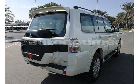 Acheter Import Voiture Mitsubishi Pajero Blanc à Import - Dubai, Iles Acheter Import Voiture Mitsubishi Pajero Blanc à Import - Dubai, Iles