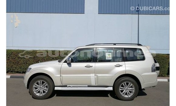 Acheter Import Voiture Mitsubishi Pajero Blanc à Import - Dubai, Iles Acheter Import Voiture Mitsubishi Pajero Blanc à Import - Dubai, Iles