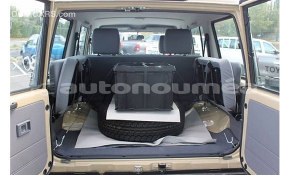 Acheter Import Voiture Toyota Land Cruiser Beige à Import - Dubai, Iles Acheter Import Voiture Toyota Land Cruiser Beige à Import - Dubai, Iles