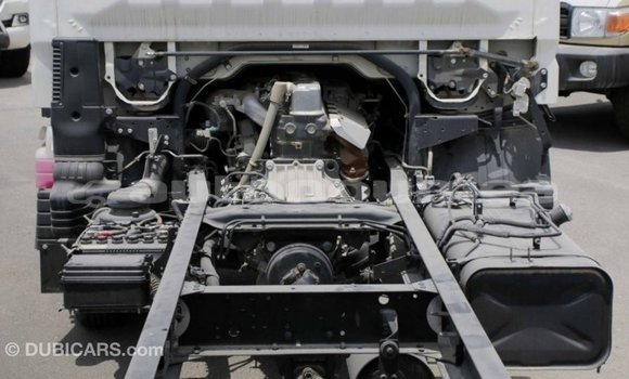 Acheter Import Voiture Mitsubishi Carisma Blanc à Import - Dubai, Iles Acheter Import Voiture Mitsubishi Carisma Blanc à Import - Dubai, Iles