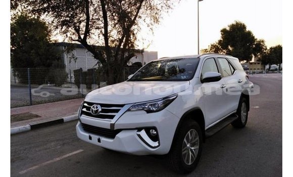 Acheter Import Voiture Toyota Fortuner Blanc à Import - Dubai, Iles Acheter Import Voiture Toyota Fortuner Blanc à Import - Dubai, Iles