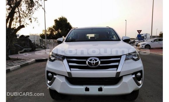 Acheter Import Voiture Toyota Fortuner Blanc à Import - Dubai, Iles Acheter Import Voiture Toyota Fortuner Blanc à Import - Dubai, Iles