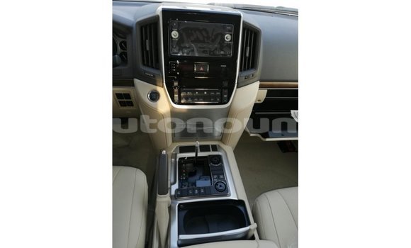 Buy Import Toyota Land Cruiser White Car in Import - Dubai in Iles Buy Import Toyota Land Cruiser White Car in Import - Dubai in Iles