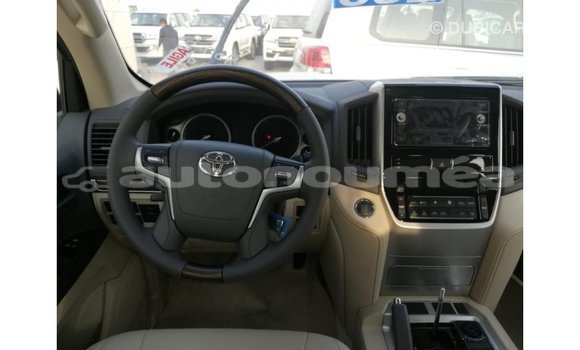 Buy Import Toyota Land Cruiser White Car in Import - Dubai in Iles Buy Import Toyota Land Cruiser White Car in Import - Dubai in Iles