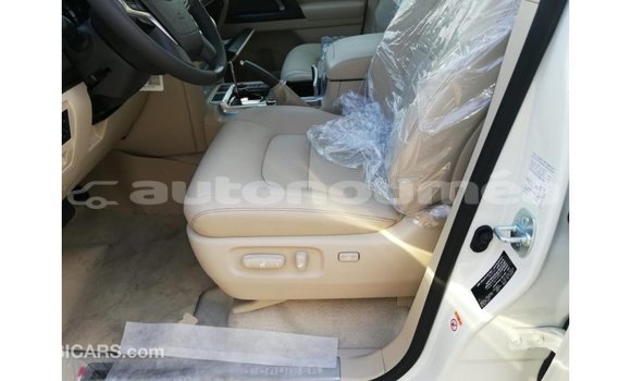 Buy Import Toyota Land Cruiser White Car in Import - Dubai in Iles Buy Import Toyota Land Cruiser White Car in Import - Dubai in Iles
