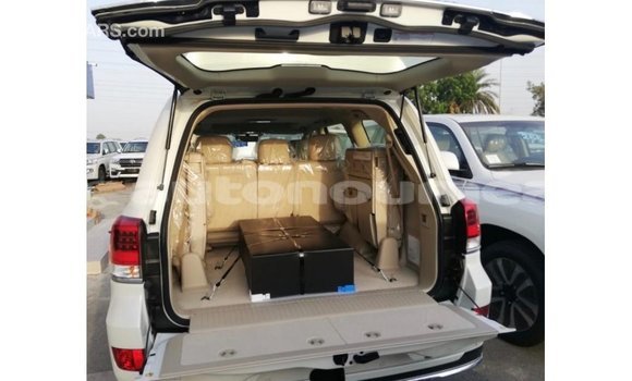 Buy Import Toyota Land Cruiser White Car in Import - Dubai in Iles Buy Import Toyota Land Cruiser White Car in Import - Dubai in Iles