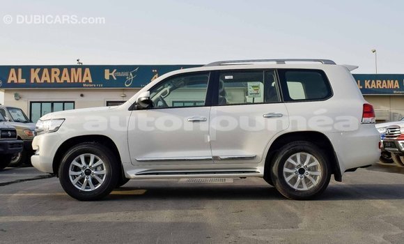 Buy Import Toyota Land Cruiser White Car in Import - Dubai in Iles Buy Import Toyota Land Cruiser White Car in Import - Dubai in Iles
